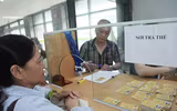 Người dân Hà Nội hào hứng đi làm thẻ xe buýt miễn phí